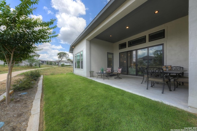 view of yard featuring a patio area