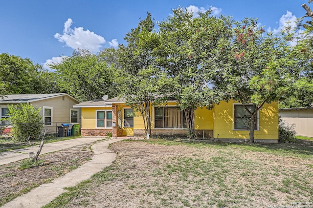 view of front of property featuring a front yard