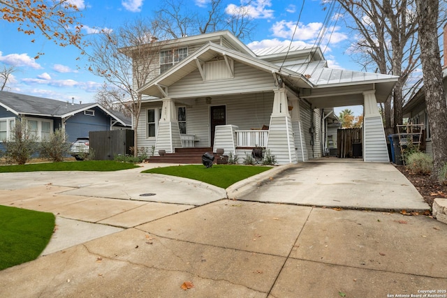 view of front of house featuring a front lawn and covered porch