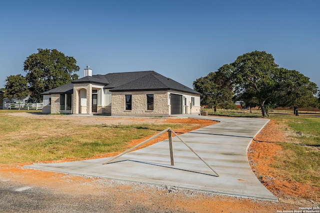 view of front of home featuring a front lawn