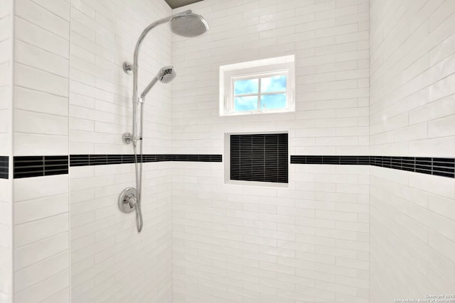 bathroom featuring a tile shower