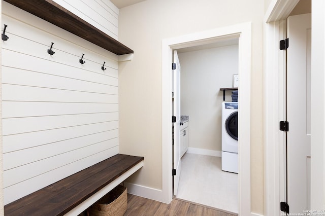 mudroom with washer / clothes dryer and hardwood / wood-style floors