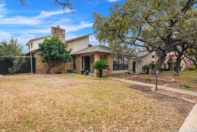 view of front of property featuring a front yard