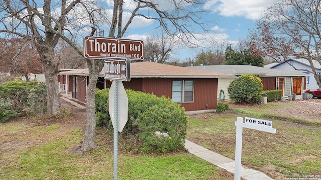 view of front of property featuring a front yard