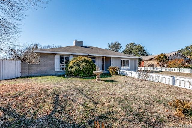 ranch-style home featuring a front lawn