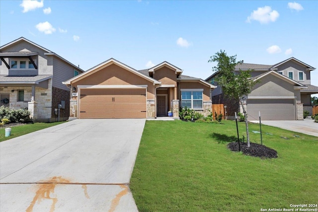 view of front of property featuring a front lawn