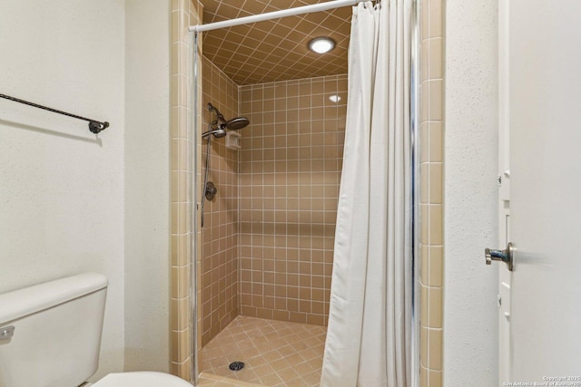 bathroom featuring a shower with curtain and toilet