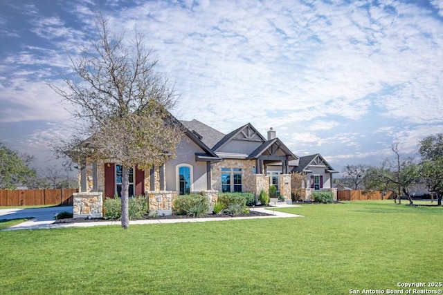 craftsman house featuring a front lawn