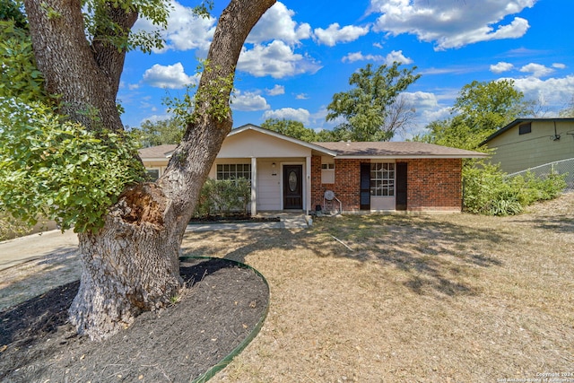 single story home with a front yard