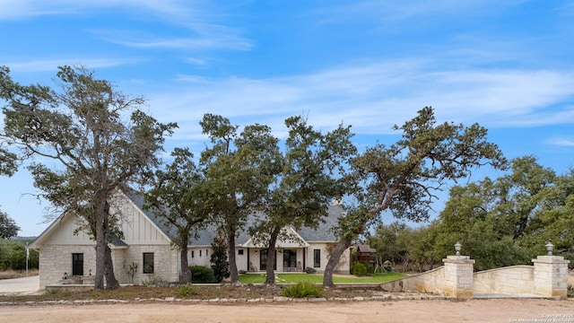 view of front of property