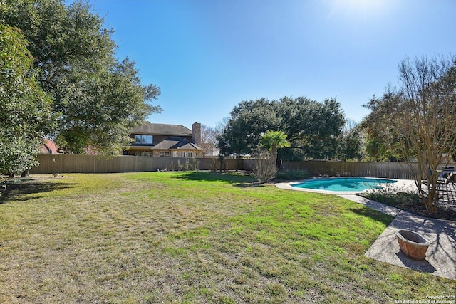 view of yard with a fenced in pool