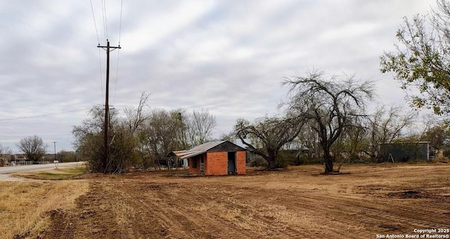 view of yard featuring a storage shed