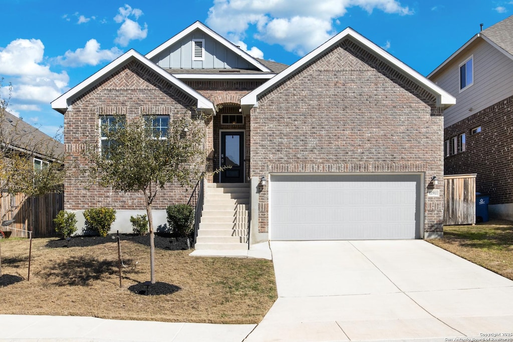 view of front facade featuring a garage