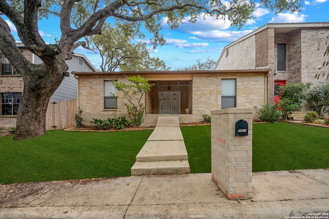 view of front of house featuring a front yard