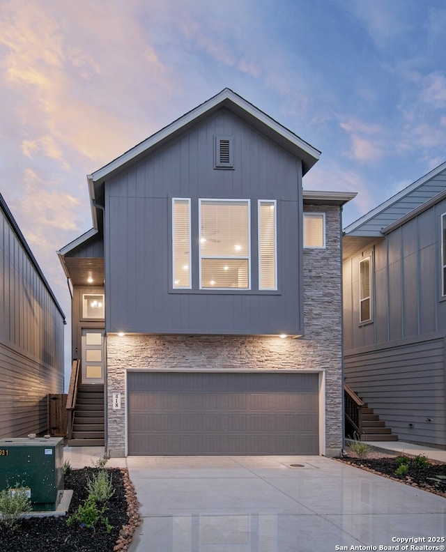 view of front facade featuring a garage