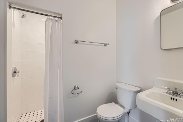 bathroom featuring sink, a shower with curtain, and toilet