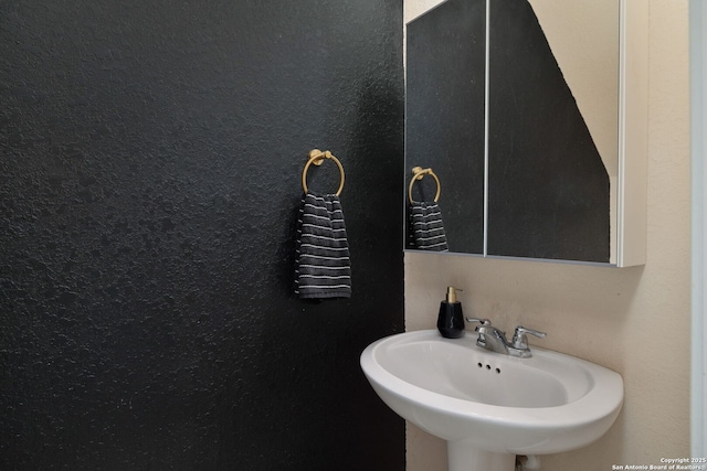 bathroom featuring sink