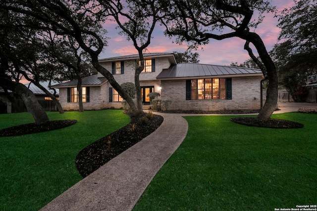 view of front of house featuring a lawn