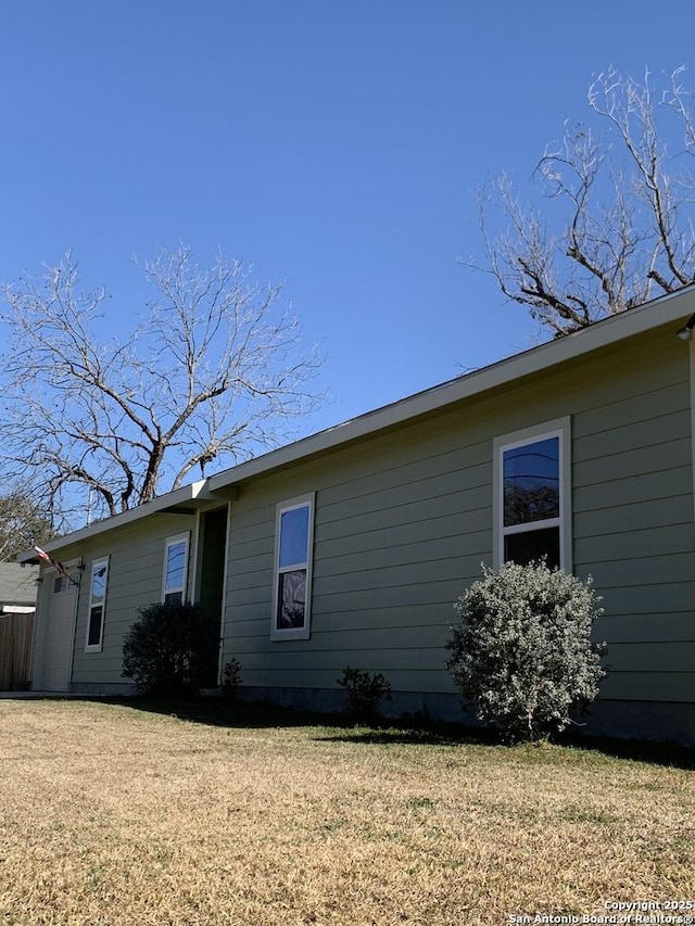 view of side of property featuring a lawn