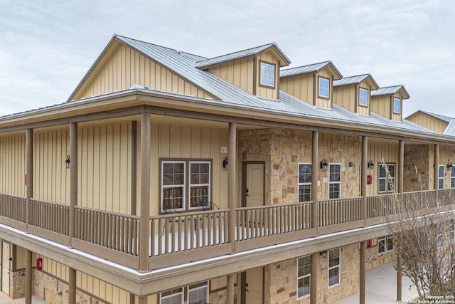 view of front of property with a balcony