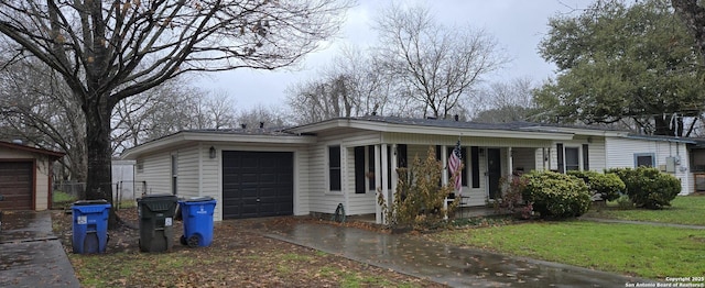 view of front of home featuring a garage and a front yard