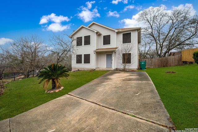 view of front of property featuring a front yard