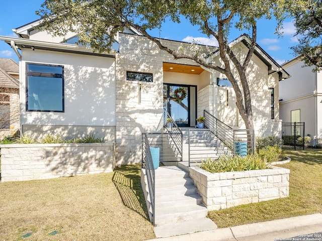 view of front of house featuring a front lawn