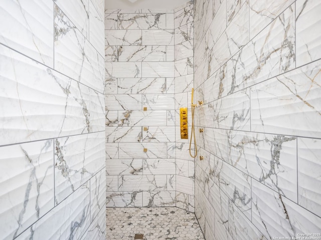 bathroom featuring tiled shower