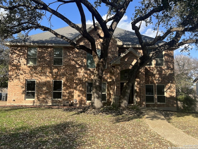 view of front of home featuring a front lawn