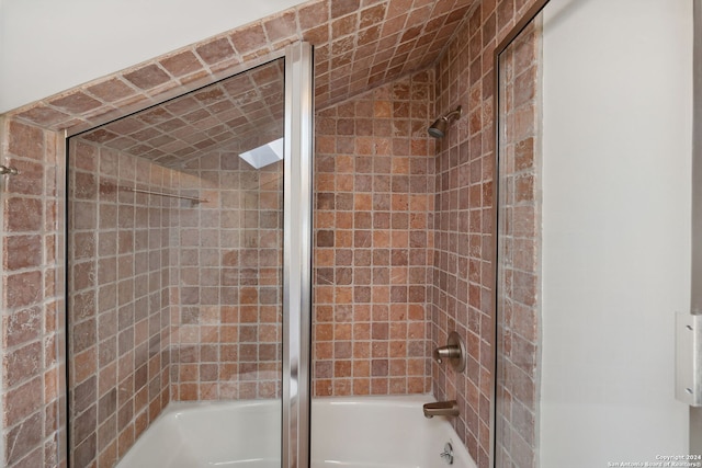 bathroom with tiled shower / bath combo