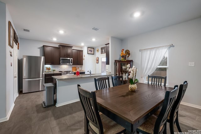 dining space with visible vents, recessed lighting, and baseboards