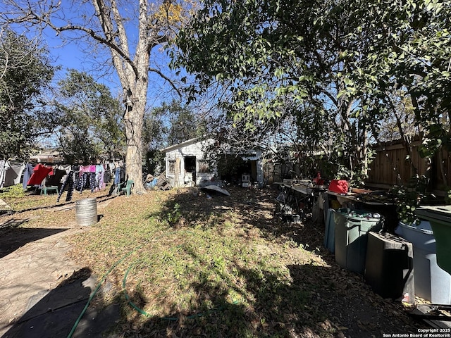 view of yard featuring an outbuilding