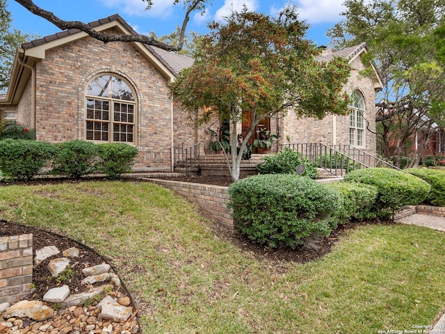 view of front of house featuring a front yard