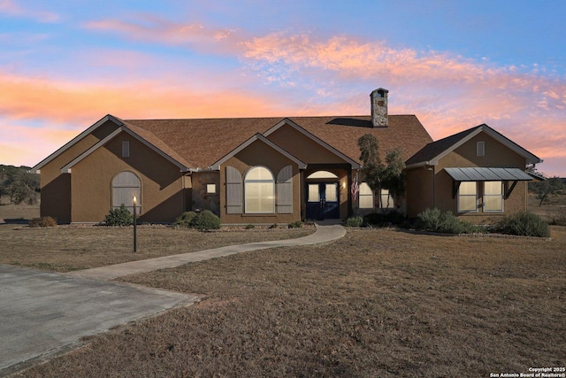 view of front of house featuring a lawn