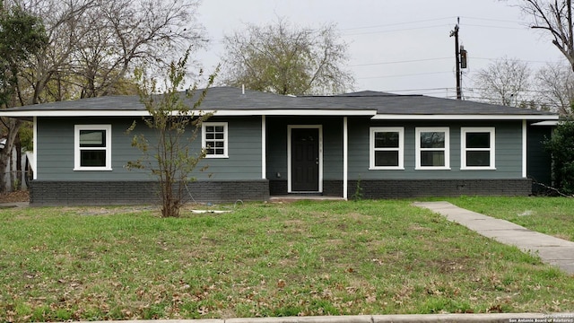 single story home with a front lawn