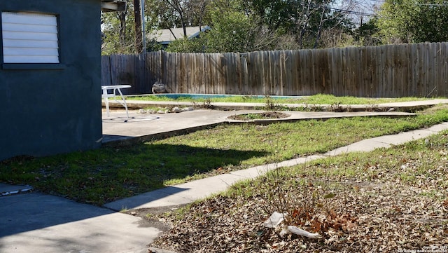 view of yard featuring a patio area