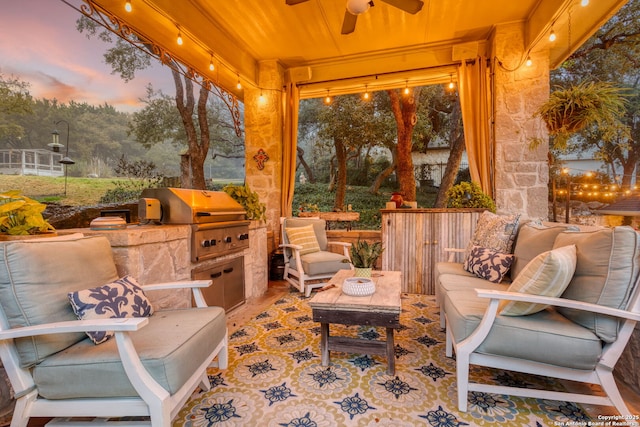 sunroom with ceiling fan