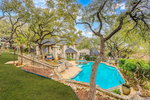 view of pool featuring a yard and an in ground hot tub