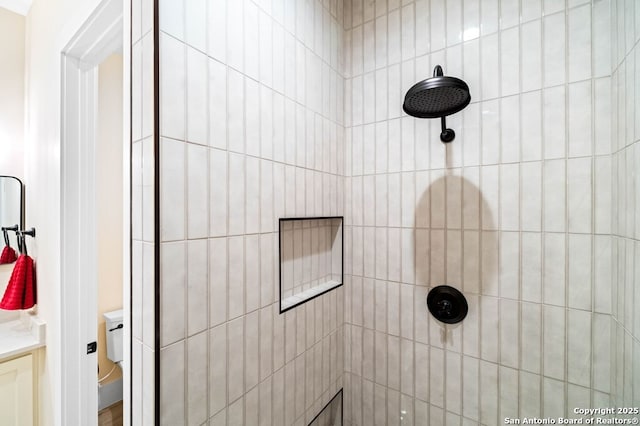 bathroom featuring a tile shower