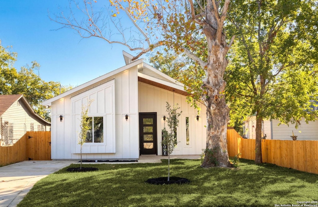 view of front of home featuring a front lawn