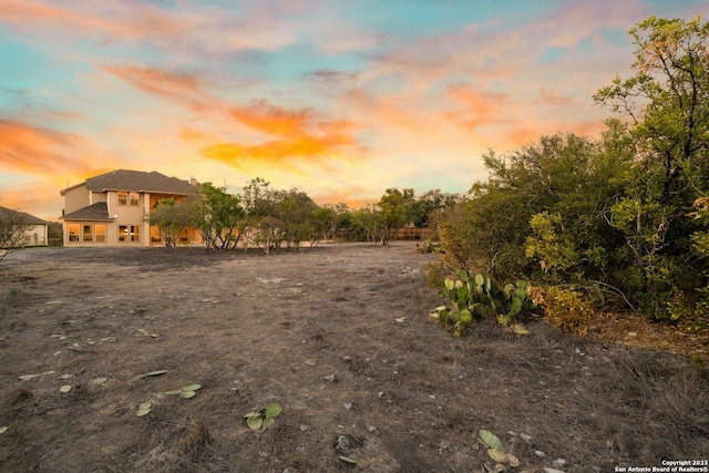 view of yard at dusk