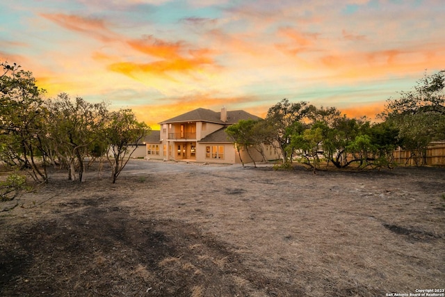 view of yard at dusk