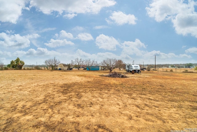 view of yard featuring a rural view