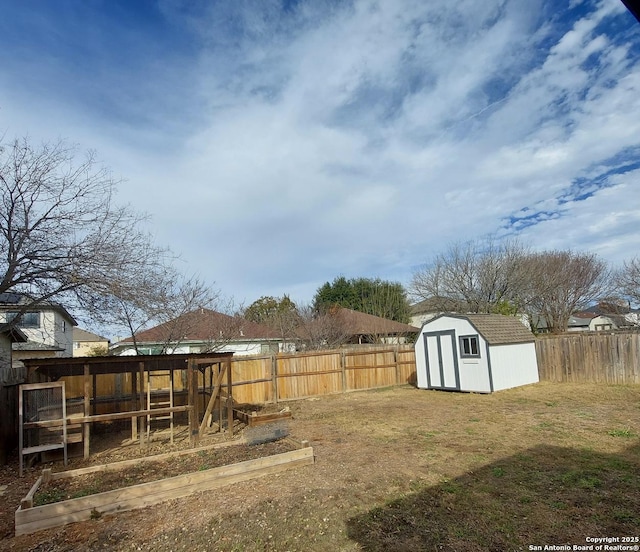 view of yard featuring a storage shed