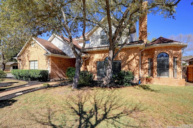 view of front of property featuring a front yard