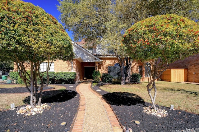 view of front of home featuring a front yard