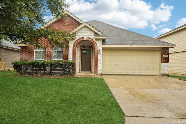 view of front facade featuring a garage and a front yard