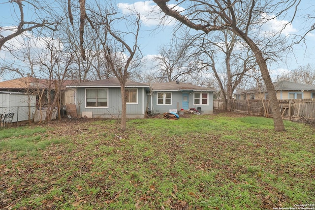 view of front of home featuring a front lawn