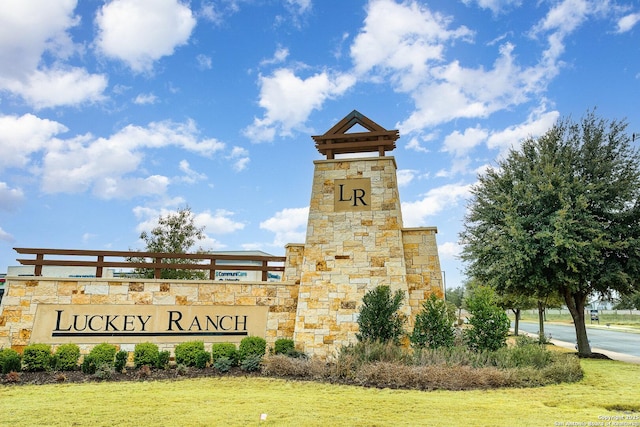 community sign featuring a lawn