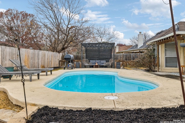 view of swimming pool featuring an outdoor hangout area and a patio area